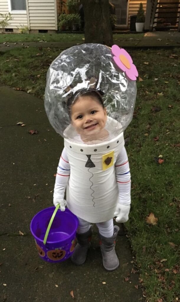 Niña disfrazada de astronauta con casco transparente