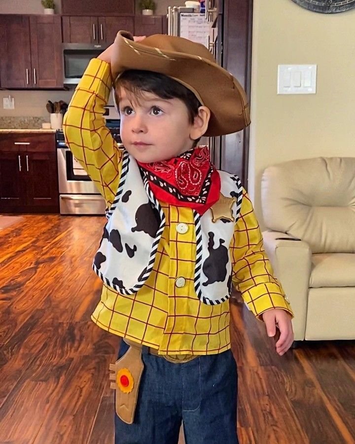 Niño disfrazado de Woody de Toy Story