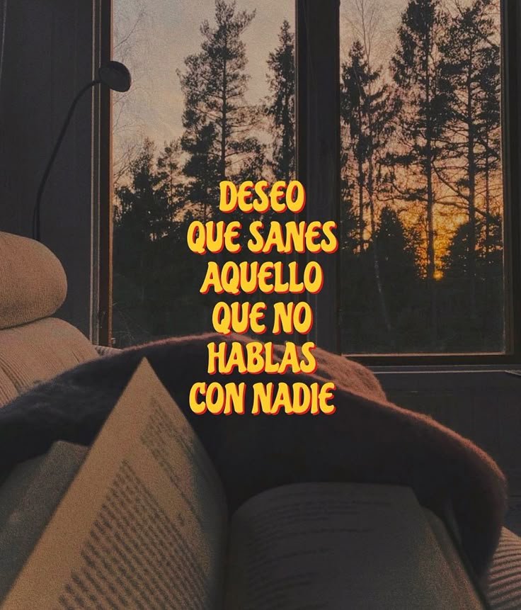 Frase sobre sanar escrita sobre una foto leyendo junto a la ventana