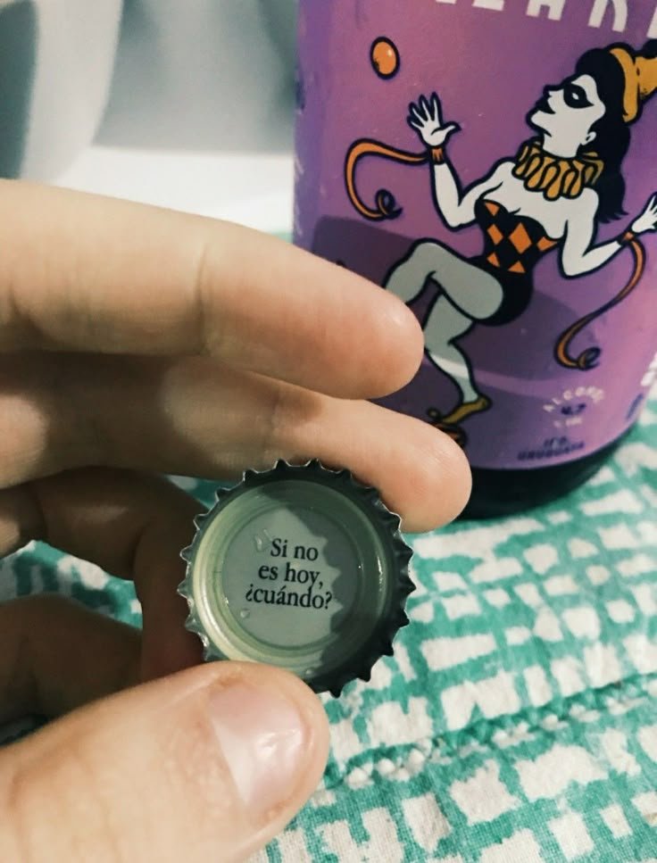 Chapa de botella con una pregunta escrita