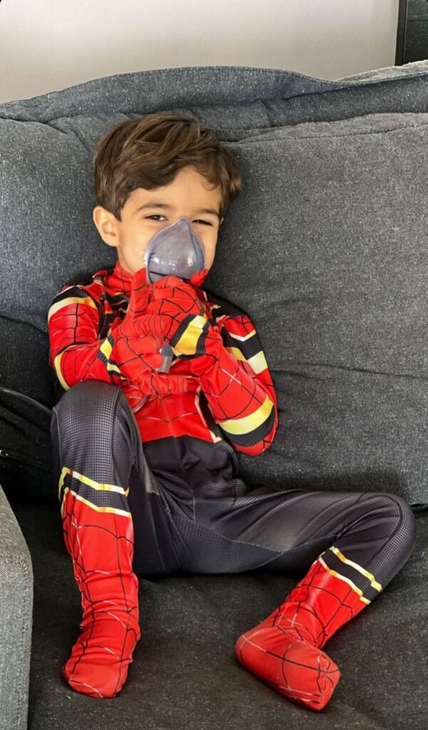 Niño disfrazado de superhéroe rojo y dorado