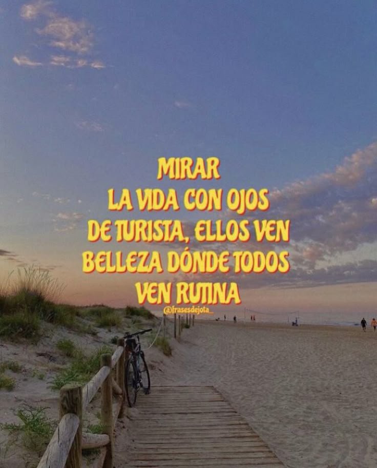 Frase sobre mirar la vida con otros ojos sobre una foto de playa