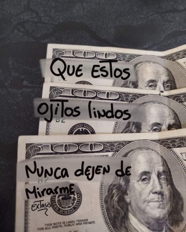 Frase escrita sobre billetes con humor