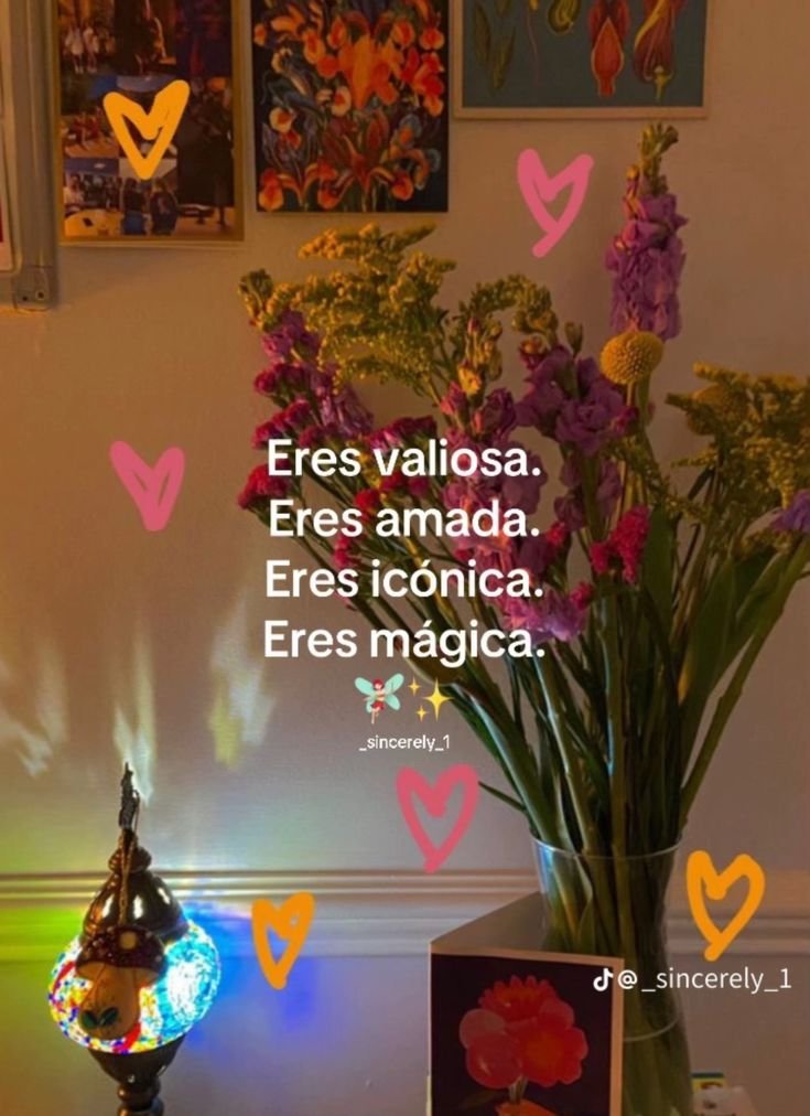 Frase sobre el valor personal escrita sobre una foto de flores