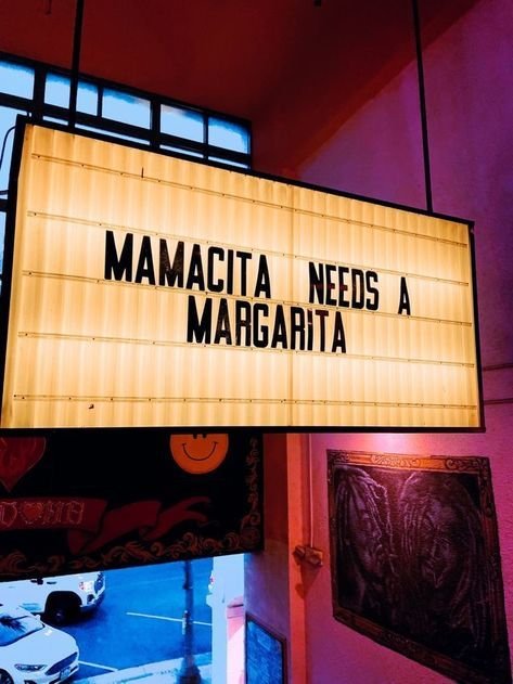 Cartel luminoso de letras intercambiables en un bar