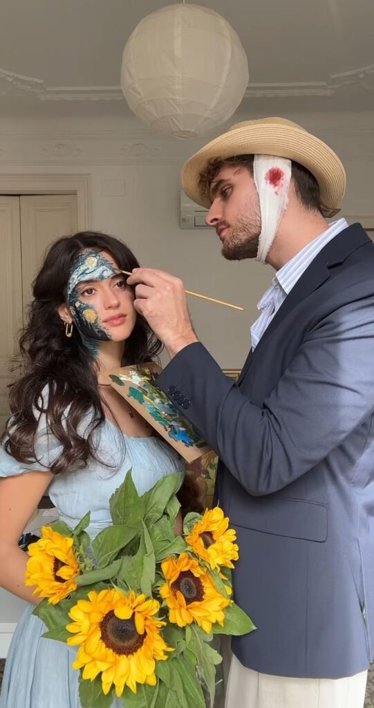 Pareja disfrazada con girasoles y traje