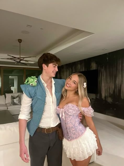 Pareja disfrazada de época con corpiño rosa