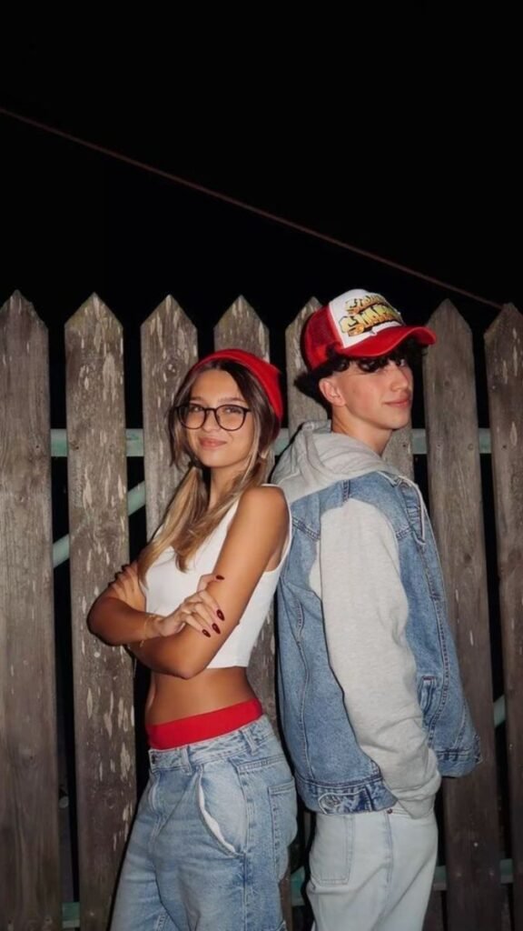 Pareja disfrazada con gorras y ropa vaquera