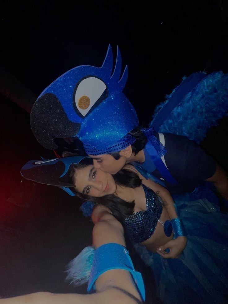 Pareja disfrazada de los guacamayos de Río
