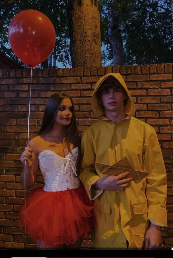 Pareja disfrazada de personajes de It con globo rojo