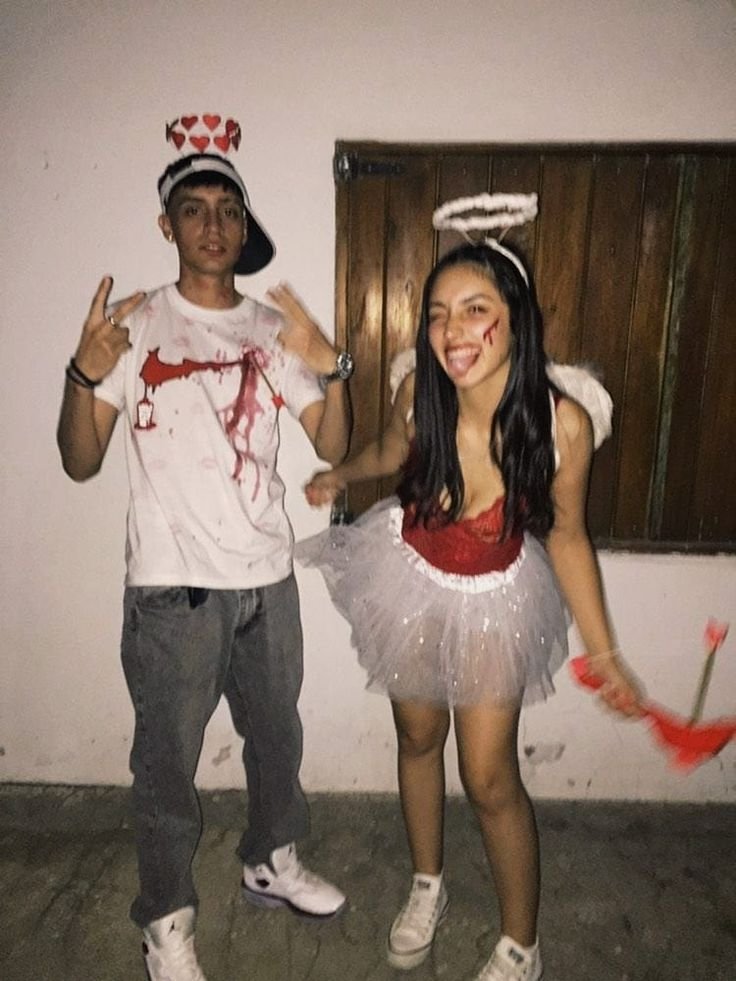 Pareja disfrazada de ángel y diablo