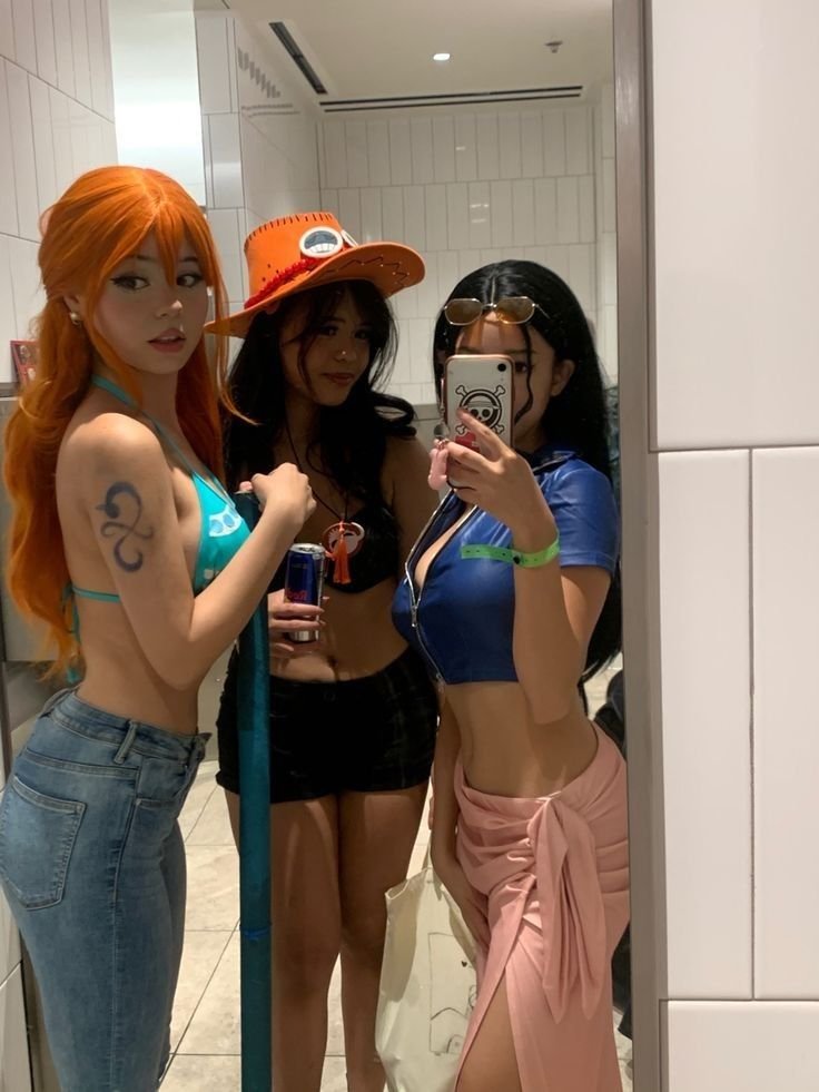 Tres chicas disfrazadas de personajes de anime