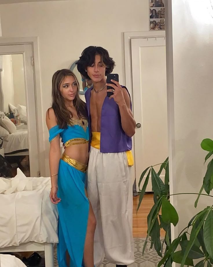 Pareja disfrazada de Aladdín y Jasmine