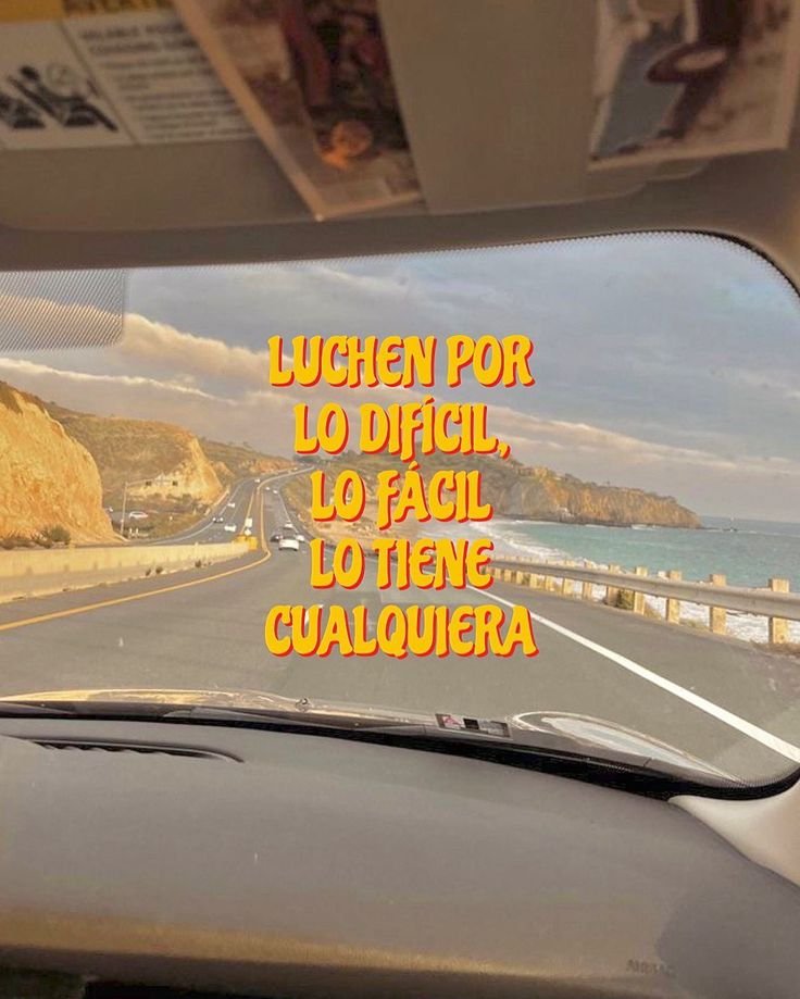 Frase sobre luchar por lo difícil sobre una foto de carretera costera