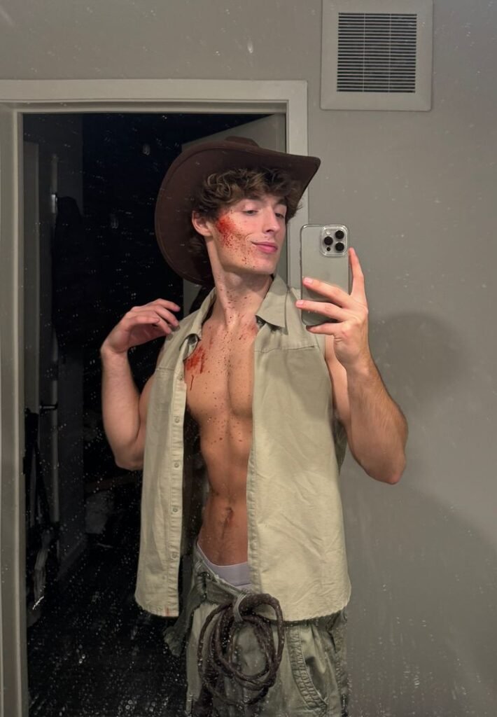 Disfraz de espantapájaros con sombrero y camisa de saco