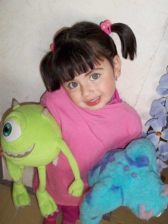 Niña disfrazada de personaje de Monstruos S.A.