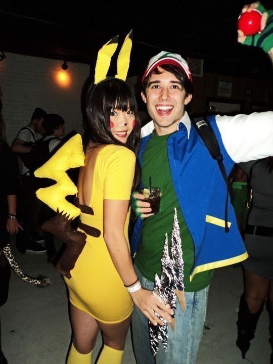 Pareja disfrazada de Pikachu y Ash