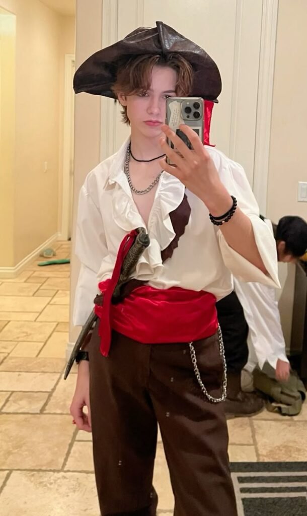 Disfraz de pirata con camisa blanca y fajín