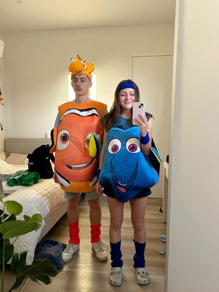 Pareja disfrazada de Nemo y Dory