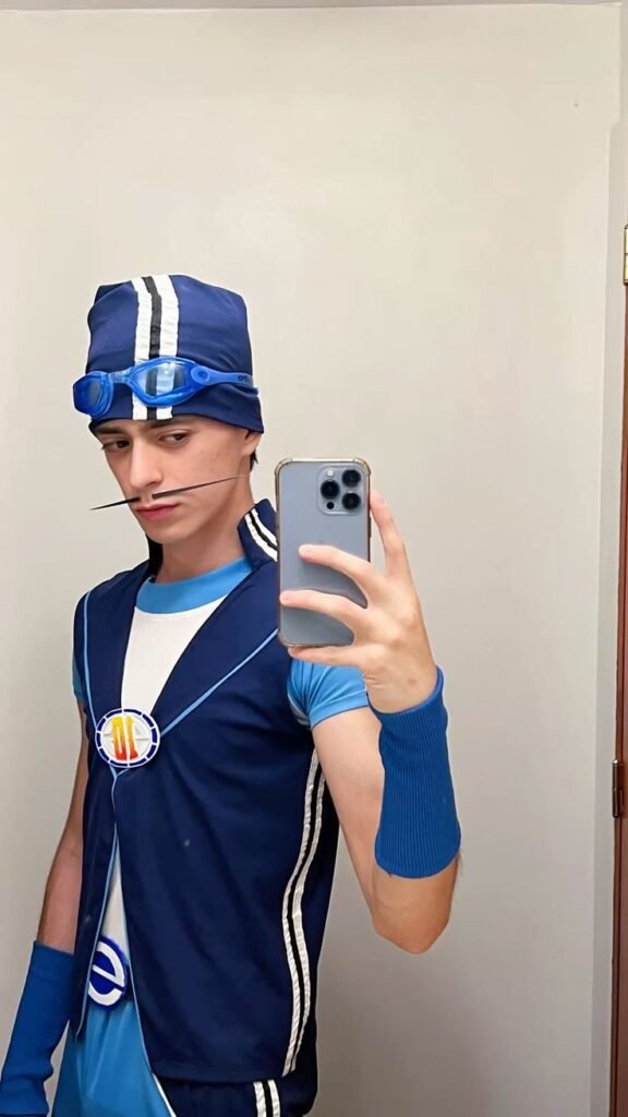 Disfraz de personaje de anime con chándal azul