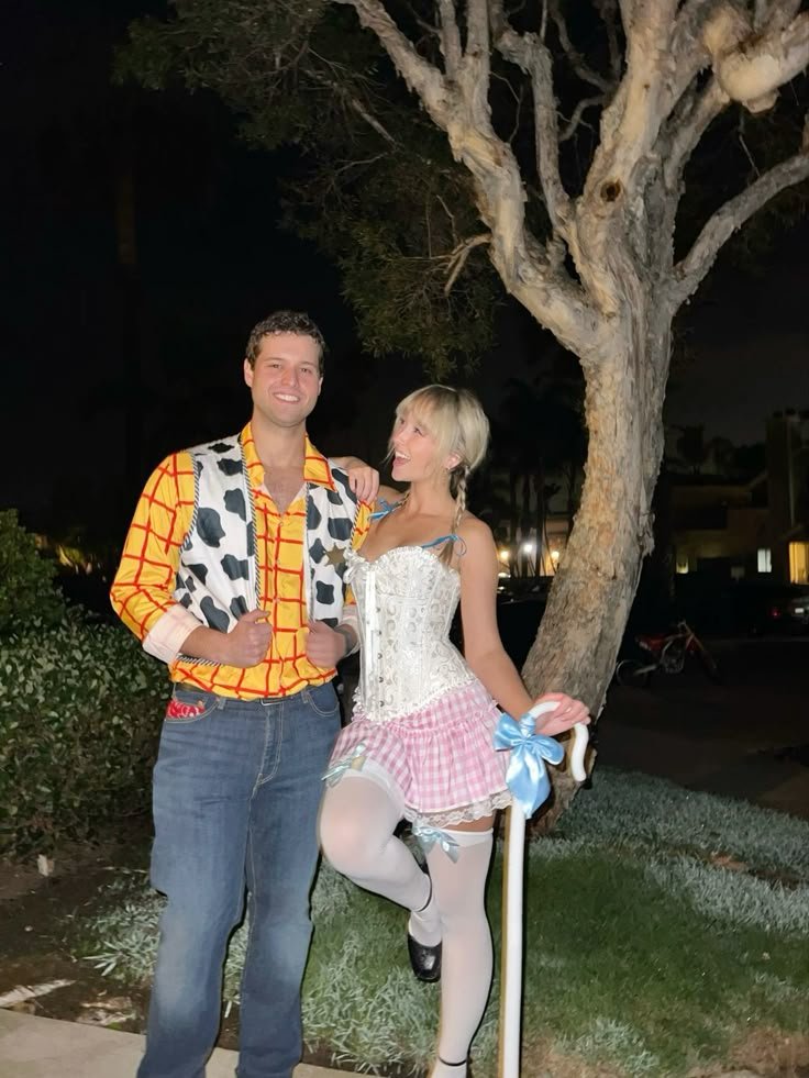 Pareja disfrazada de Woody y una princesa