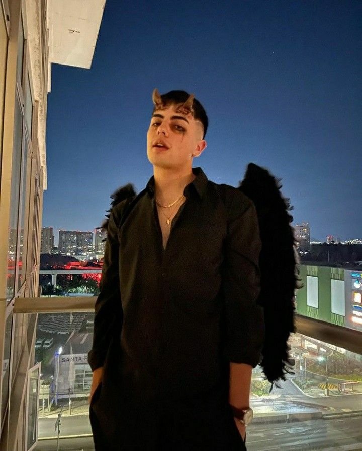 Disfraz de demonio con camisa negra y alas