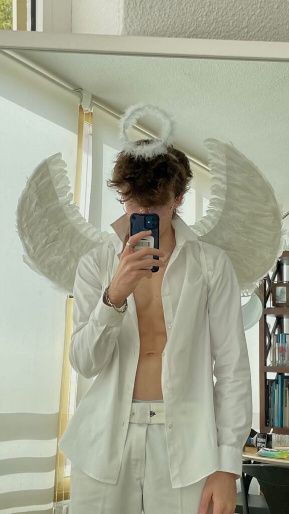 Disfraz de ángel con camisa blanca y alas
