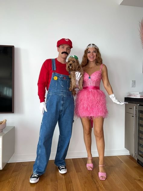 Pareja disfrazada de Mario y una princesa con un perro