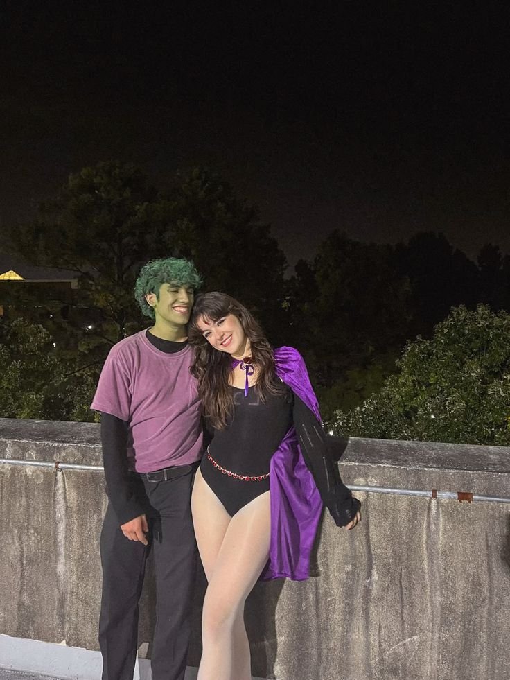 Pareja disfrazada de superhéroes de cómic