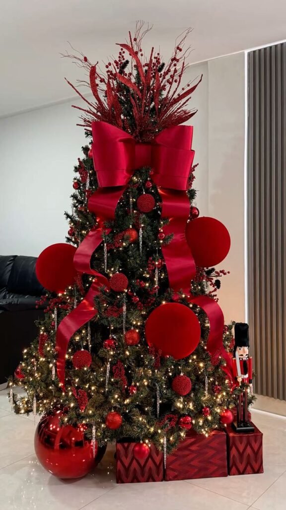 Árbol rojo y dorado con lazos grandes y ramas altas