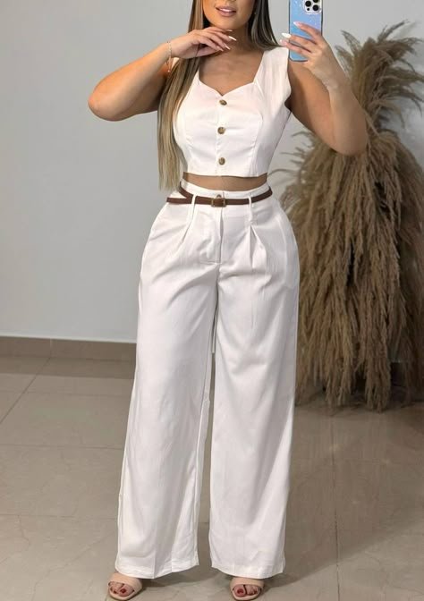 Top blanco con pantalón blanco y cinturón marrón