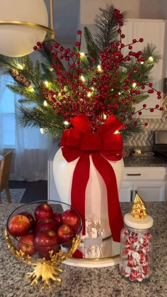Jarrón blanco con lazo rojo, ramas y bolas navideñas