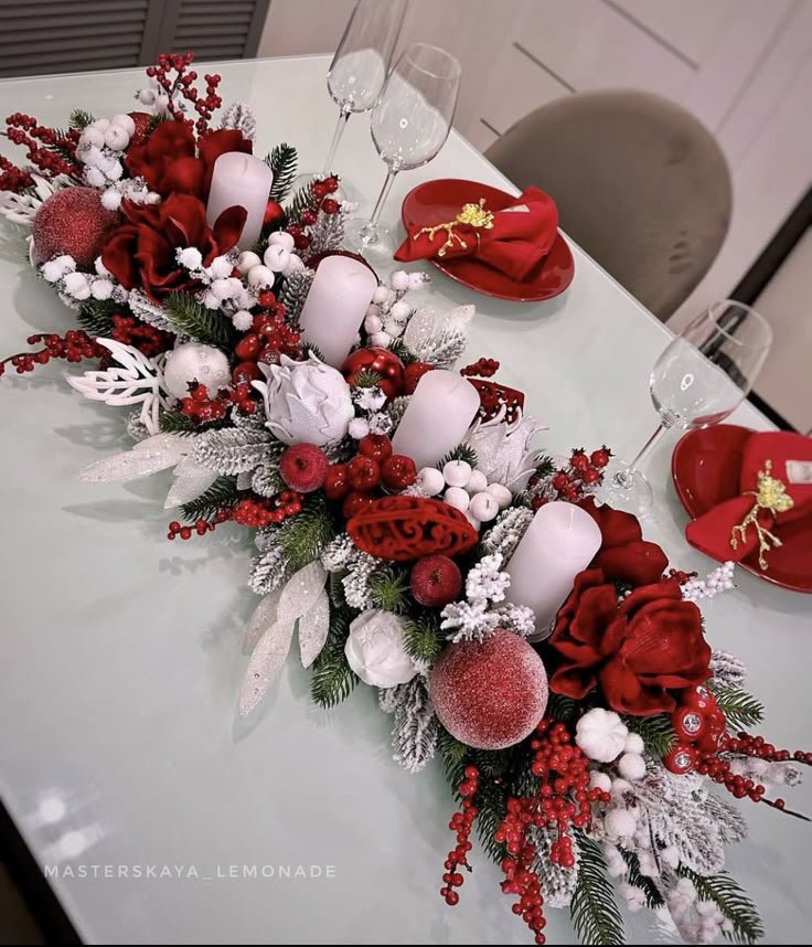 Centro de mesa en rojo y blanco sobre mesa blanca