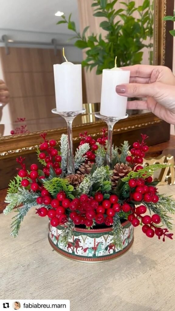 Centro bajo de bayas rojas con velas blancas