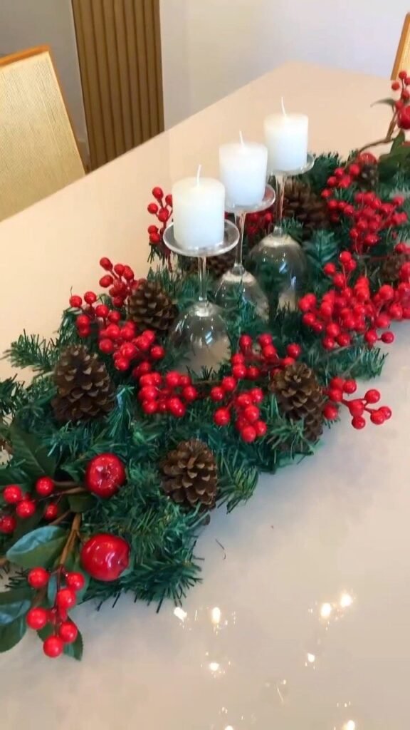Guirnalda larga de bayas y piñas con velas blancas
