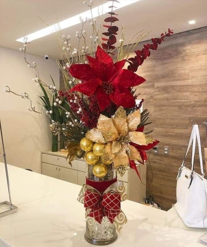 Arreglo alto con flor de pascua roja y ramas doradas