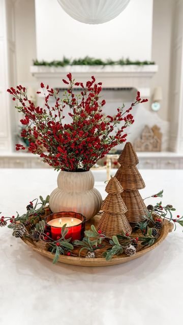 Centro de mesa con ramas de bayas y arbolitos de madera