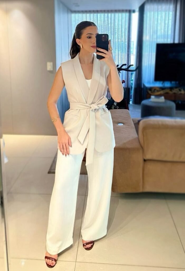 Conjunto blanco de top cruzado y pantalón ancho