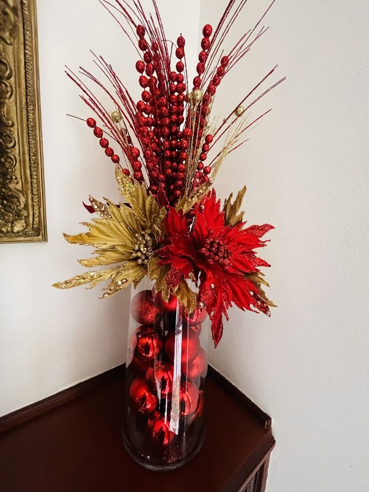 Arreglo alto en rojo y dorado con flor de pascua