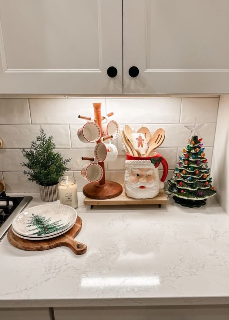 Encimera de cocina decorada con arbolitos y tazas navideñas