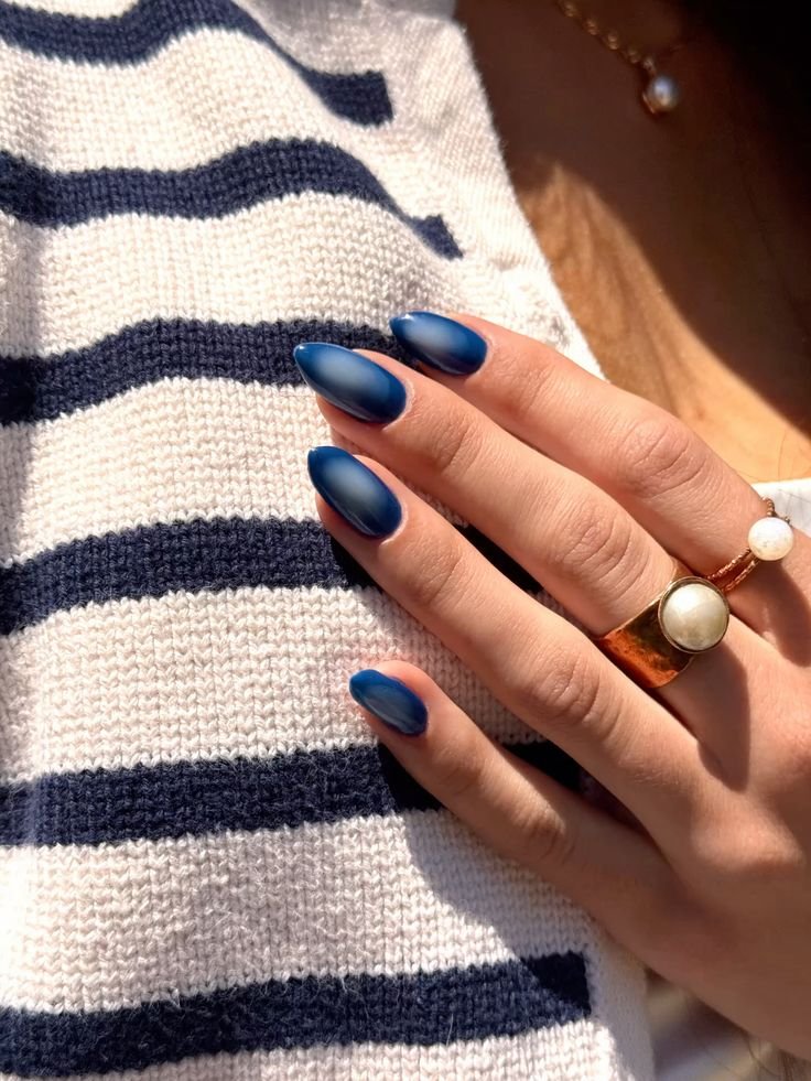 Uñas en degradado de azules del claro al marino