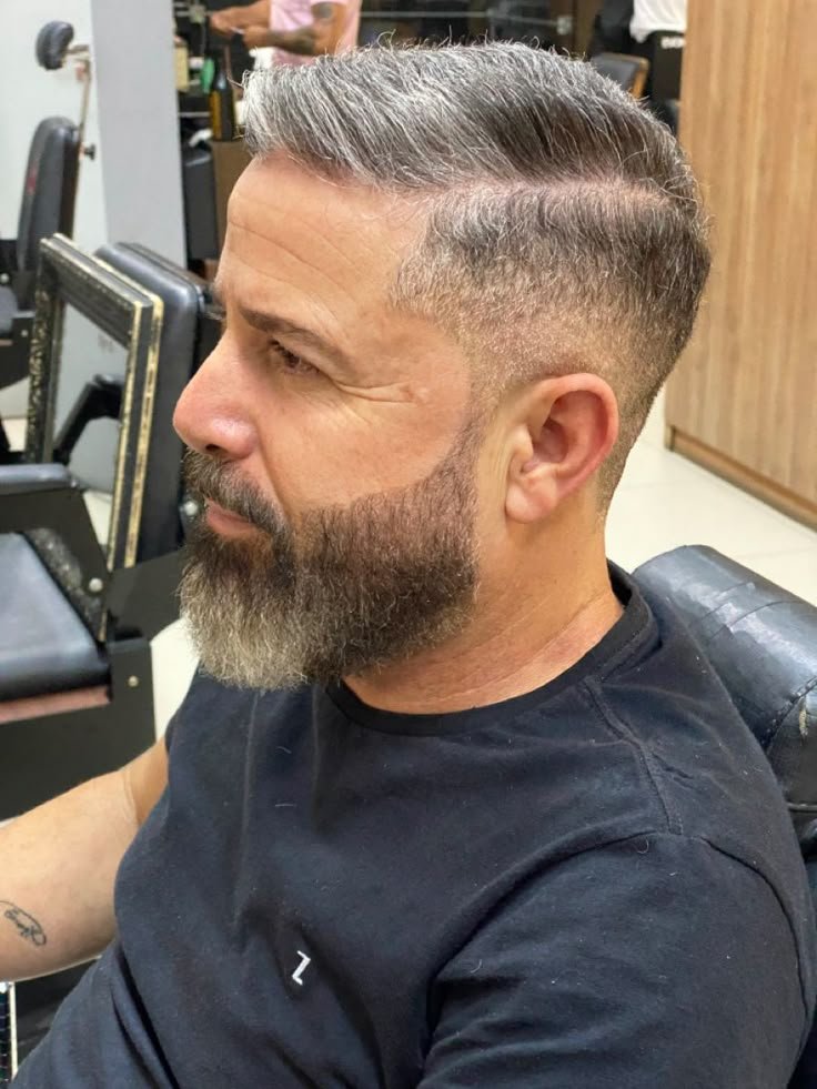 Degradado lateral con barba larga canosa