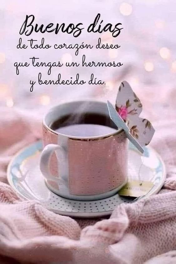 Taza de café sobre una manta con un mensaje de buenos días