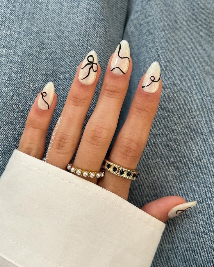 Uñas nude con dibujos negros de línea fina