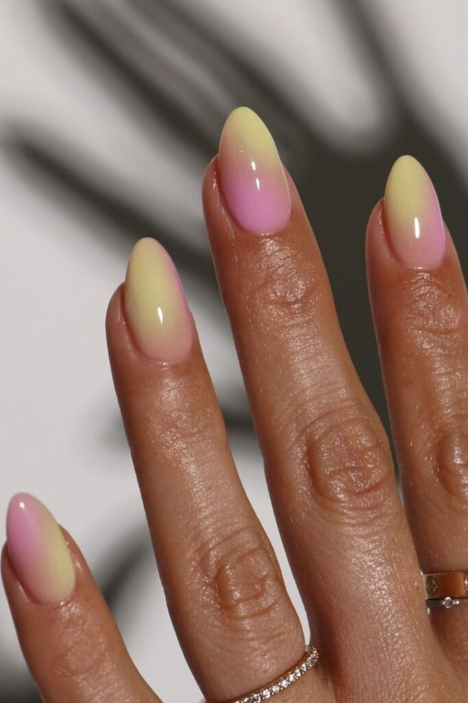 Uñas almendradas en colores pastel distintos en cada dedo