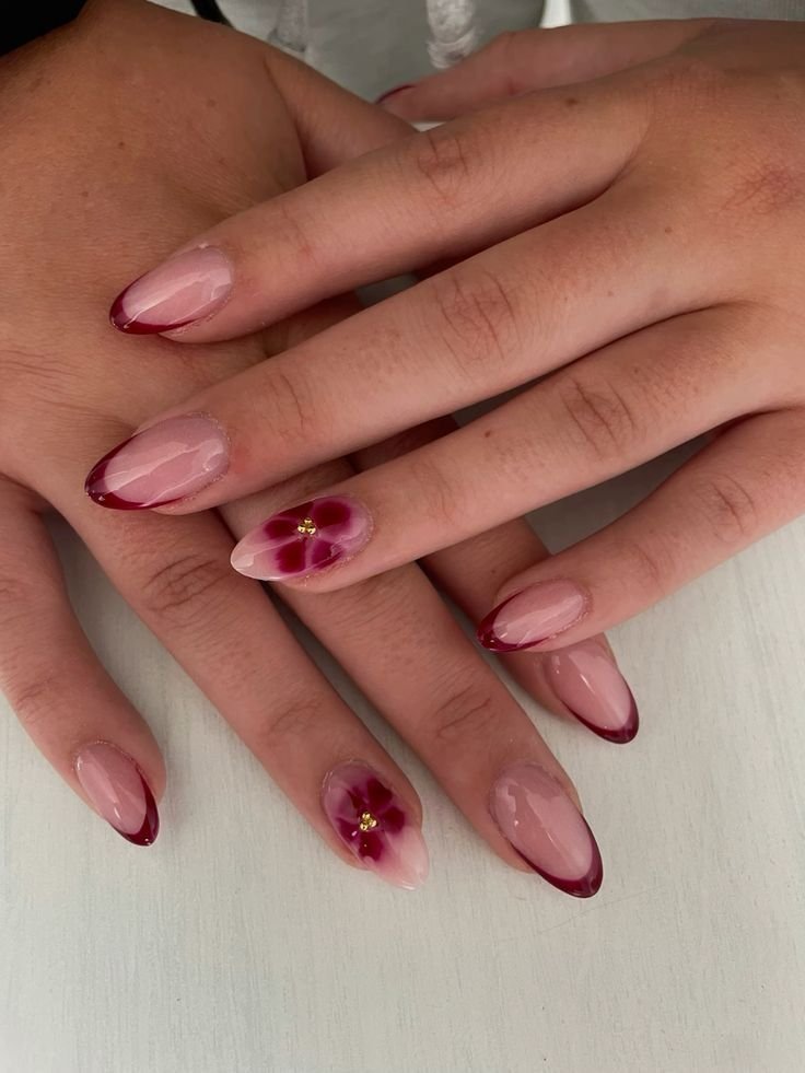 Uñas nude con french rojo y flores pequeñas