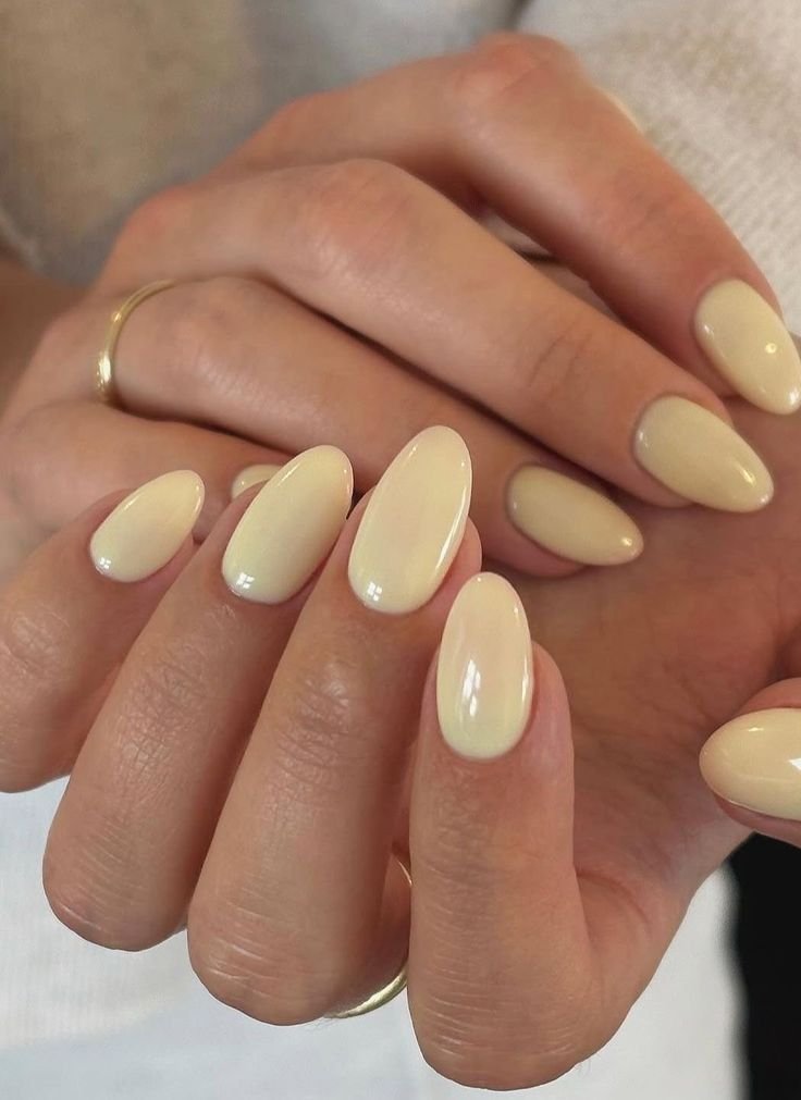 Uñas lisas en amarillo mantequilla