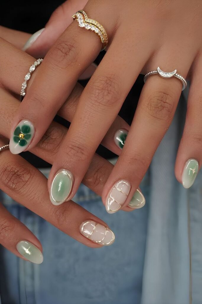 Uñas verde salvia con detalle de trébol y perlas