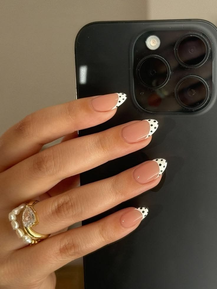 French blanco con flores pequeñas en dos uñas