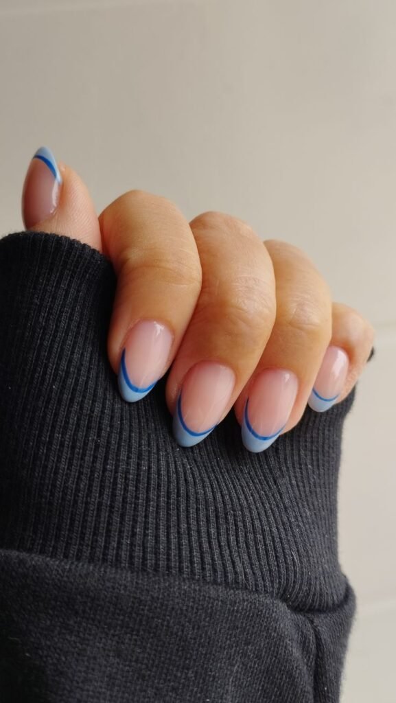 Uñas nude con french azul claro en la punta